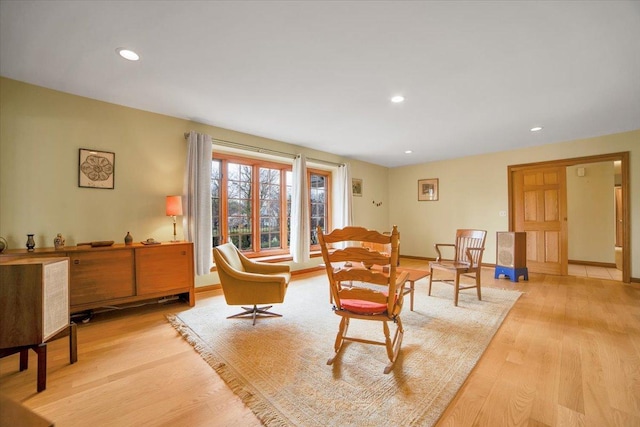 living area with light wood-type flooring, recessed lighting, and baseboards