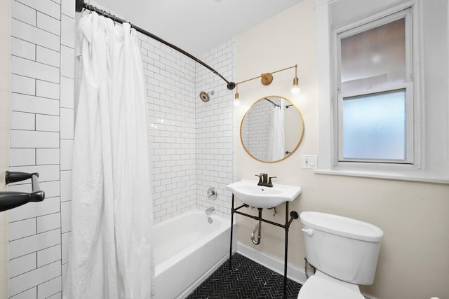 full bath featuring shower / bath combo with shower curtain, toilet, and baseboards