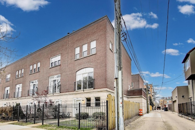 5350 N Damen Ave Unit F, Chicago, IL 60625 - view of building exterior with fence private yard