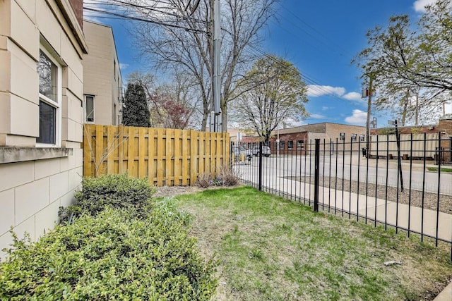 5350 N Damen Ave Unit F, Chicago, IL 60625 - view of yard featuring fence