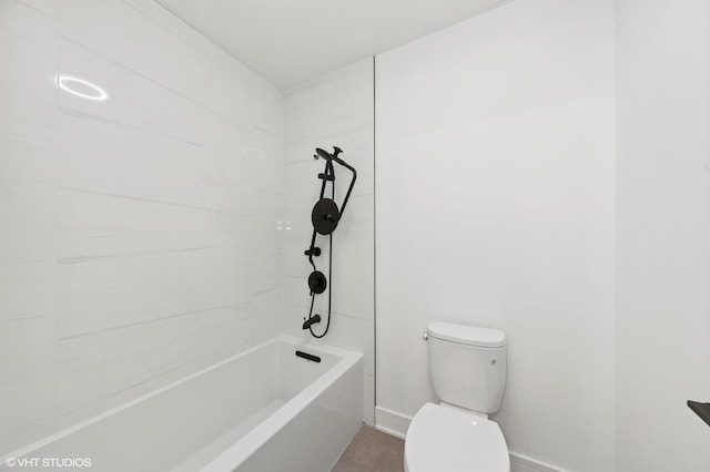 823 Suffield Sq, Lincolnshire, IL 60069 - full bath featuring baseboards, toilet, and bathtub / shower combination