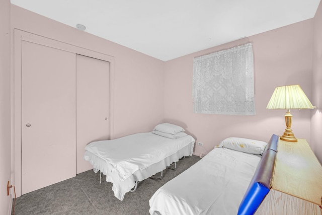 bedroom featuring carpet flooring and a closet