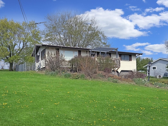 single story home with a front lawn