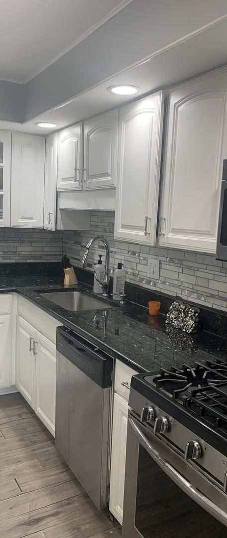 2345 185th Ct Unit 25, Lansing, IL 60438 - kitchen featuring a sink, white cabinets, ornamental molding, and stainless steel appliances