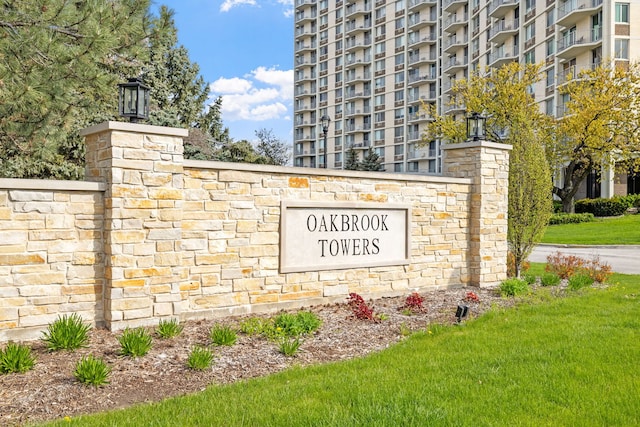 community sign with a yard