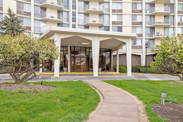 view of community featuring a yard