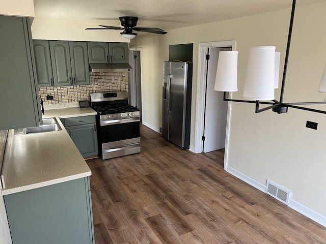 kitchen featuring stainless steel appliances, under cabinet range hood, light countertops, visible vents, and a ceiling fan