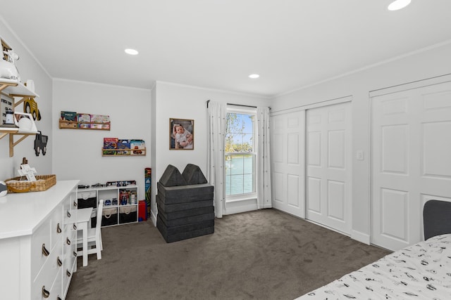 bedroom featuring recessed lighting, ornamental molding, carpet, and a closet