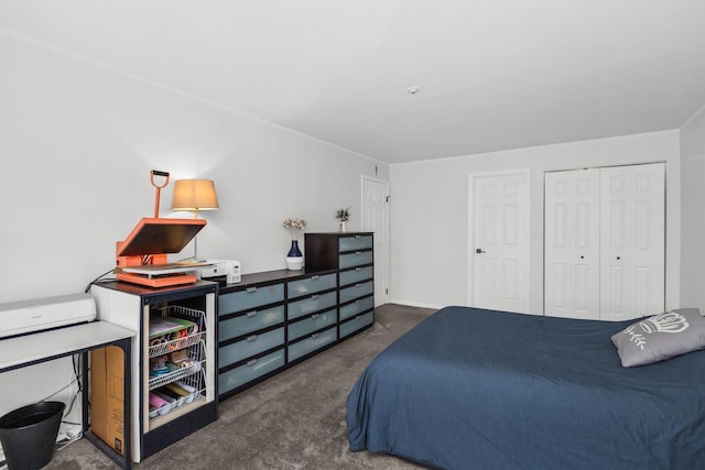 bedroom featuring carpet floors and a closet