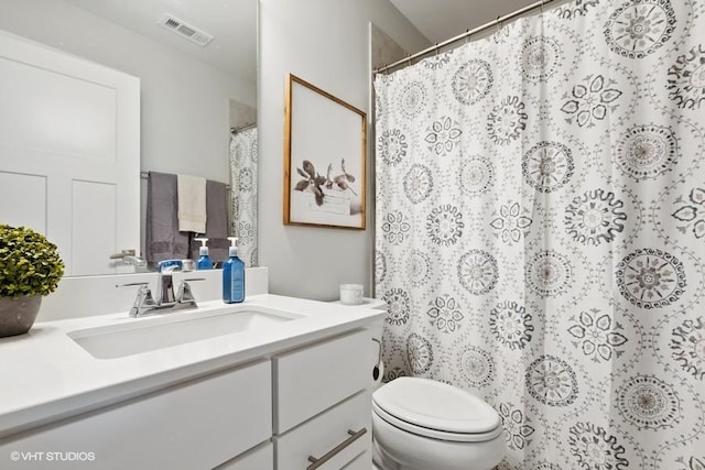 full bath featuring visible vents, a shower with curtain, toilet, and vanity