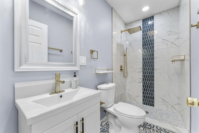 full bathroom with recessed lighting, tiled shower, toilet, and vanity
