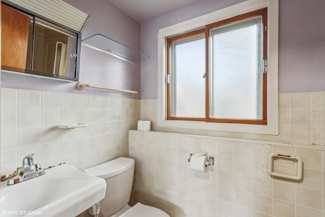 116 E Armitage Ave, Addison, IL 60101 - bathroom featuring toilet, a sink, and tile walls