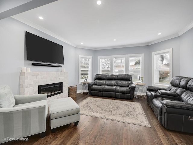 living area featuring crown molding, recessed lighting, plenty of natural light, and dark wood-style floors