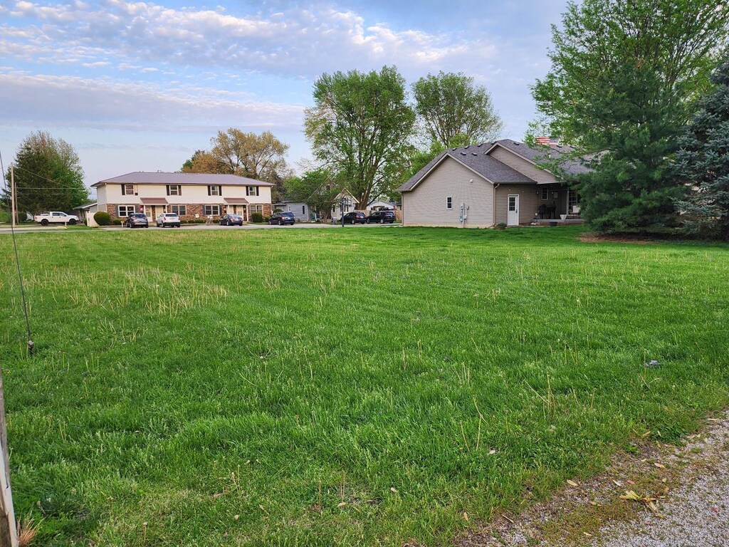 515 Oglesby Ave, Lincoln, IL 62656 - photo 2