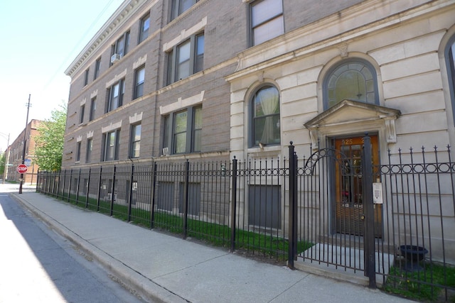 925 E 61st St Unit 3, Chicago, IL 60637 - view of property with a fenced front yard