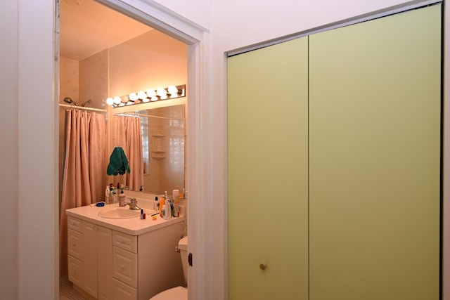 925 E 61st St Unit 3, Chicago, IL 60637 - full bath featuring vanity, toilet, and a shower with shower curtain