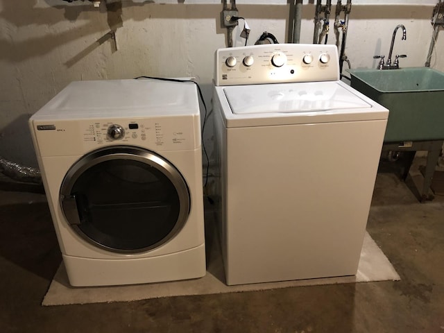 1428 E 55th St, Chicago, IL 60615 - laundry area with laundry area, washer and clothes dryer, and a sink