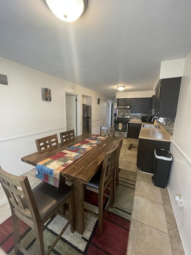 dining space featuring light tile patterned floors and visible vents