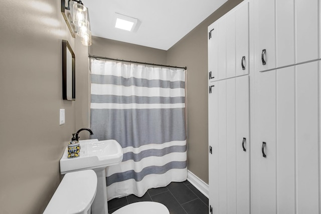 full bath featuring tile patterned floors, baseboards, toilet, and a shower with shower curtain