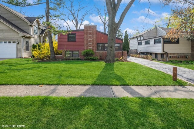 view of front of home featuring a front lawn and brick siding