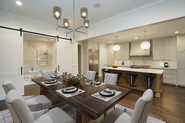 dining space with crown molding, a barn door, dark wood-style floors, a chandelier, and recessed lighting