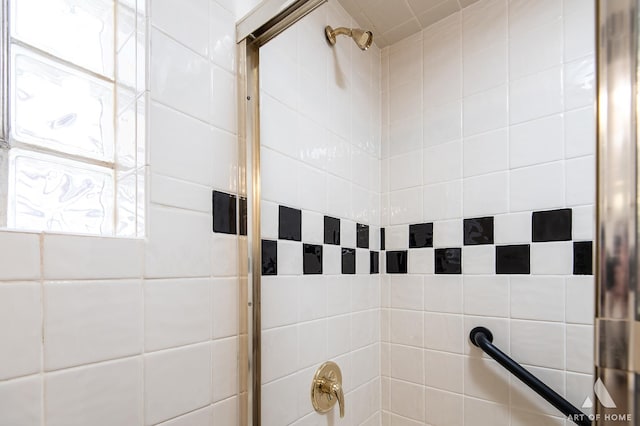 bathroom featuring tiled shower