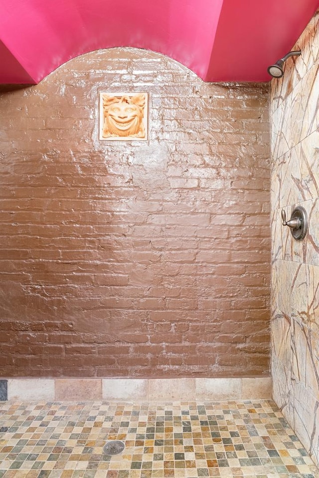 3842 N Alta Vista Ter, Chicago, IL 60613 - detailed view of a tile shower