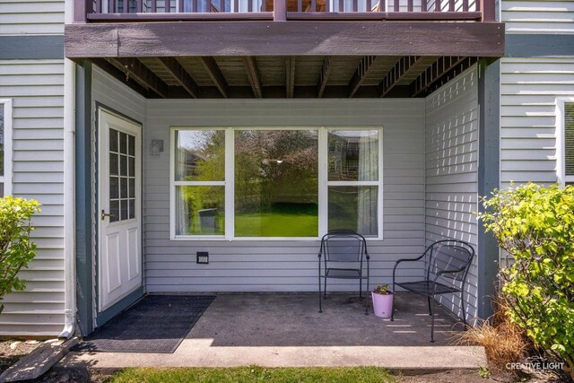 1025 Chaucer Ct E Unit B, Elgin, IL 60120 - property entrance featuring a balcony