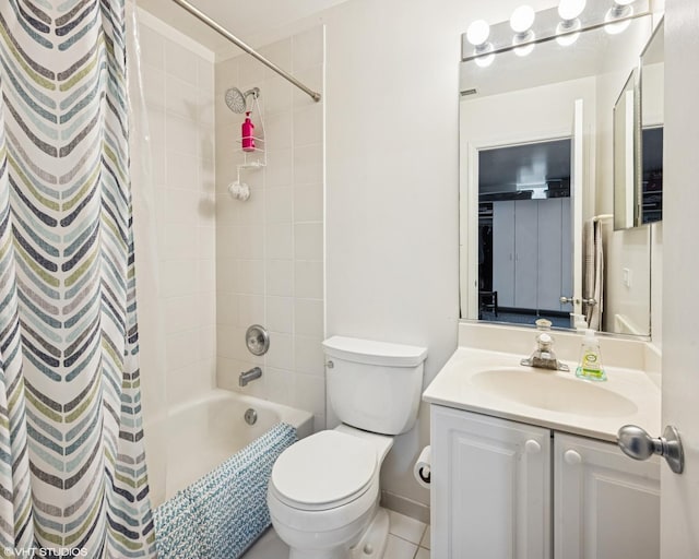 full bath featuring toilet, baseboards, shower / bath combo with shower curtain, and vanity