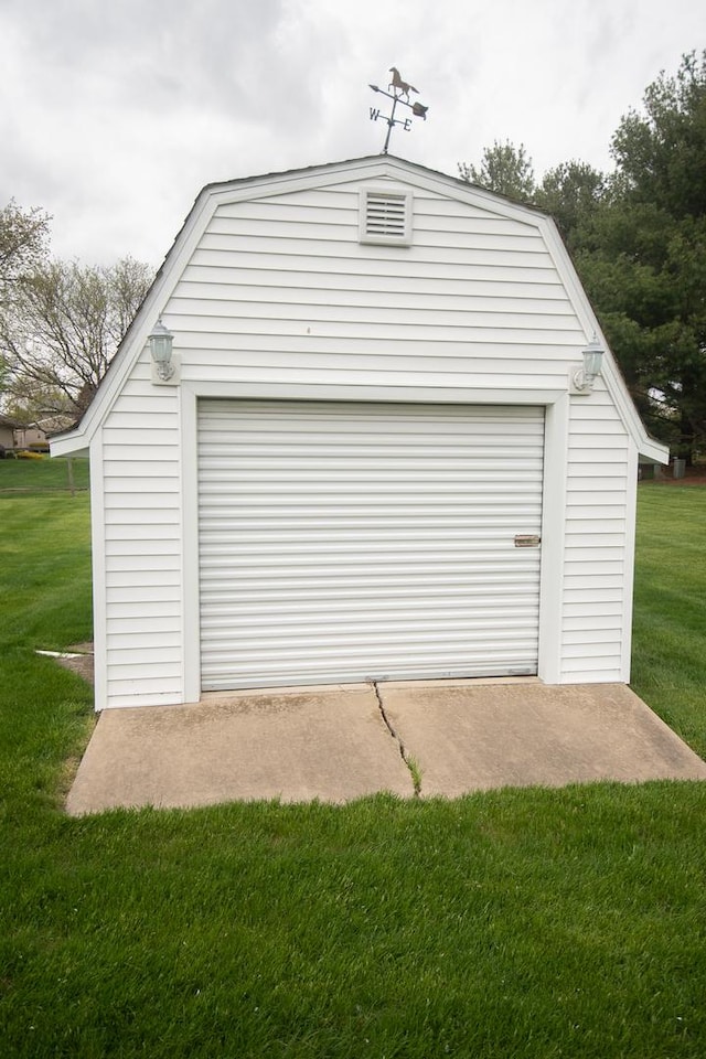 view of detached garage