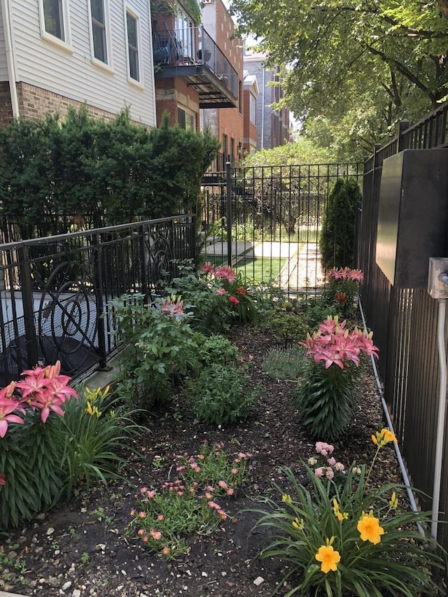 2515 W Harrison St Unit 1, Chicago, IL 60612 - view of yard featuring fence