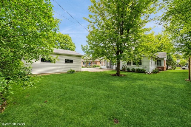 1008 N Vail Ave, Arlington Heights, IL 60004 - view of grassy yard with a patio area