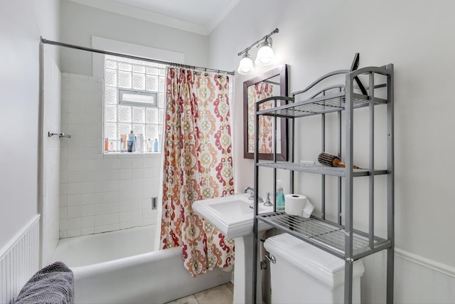 918 Michigan Ave Unit 3, Evanston, IL 60202 - bathroom with shower / bath combo with shower curtain and crown molding