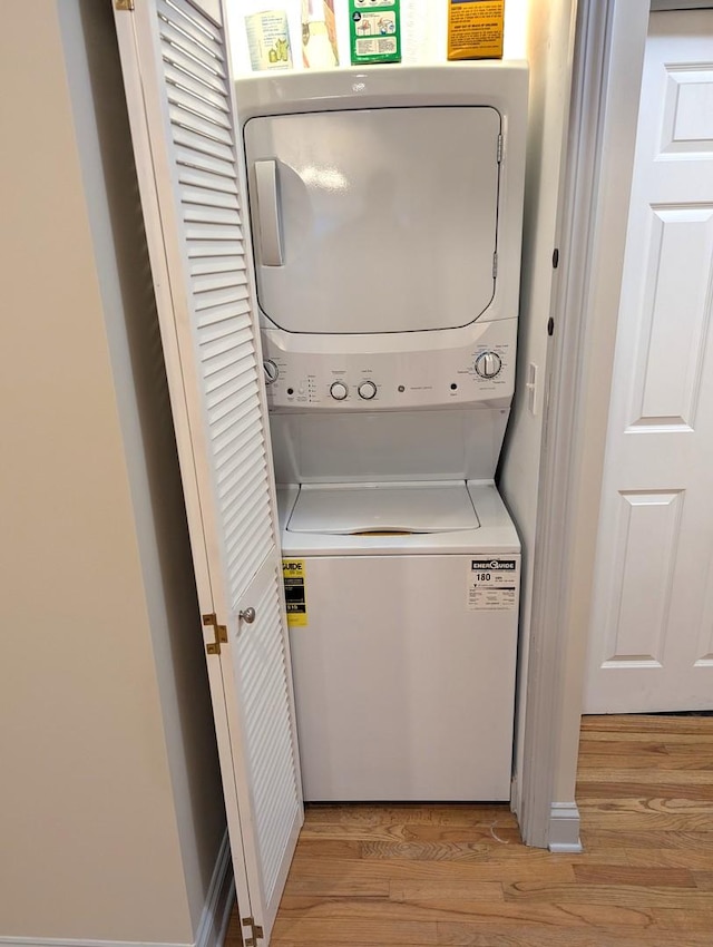 6912 N Lakewood Ave Unit 1W, Chicago, IL 60626 - laundry area featuring laundry area, stacked washing maching and dryer, and light wood finished floors