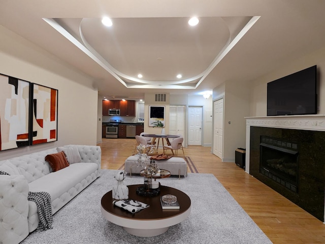 6912 N Lakewood Ave Unit 1W, Chicago, IL 60626 - living room featuring recessed lighting, a tray ceiling, light wood finished floors, and visible vents