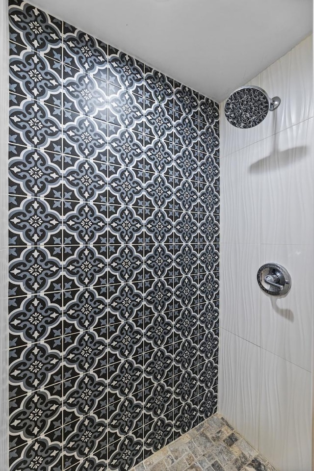 bathroom featuring tiled shower