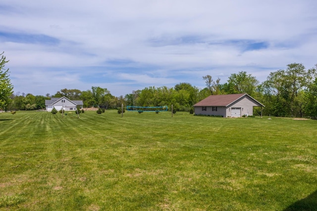 view of grassy yard featuring a garage