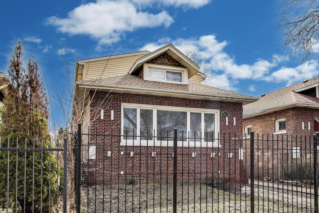 7955 S Paxton Ave, Chicago, IL 60617 - photo 1
