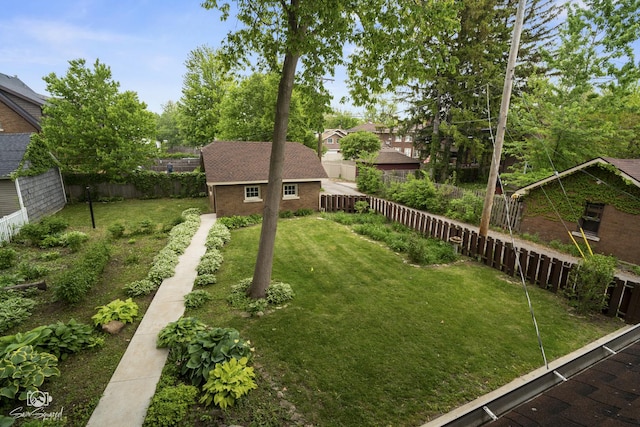 view of yard featuring an outbuilding