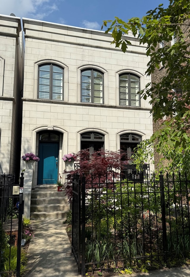 1924 N Wolcott Ave, Chicago, IL 60622 - view of front facade featuring a fenced front yard