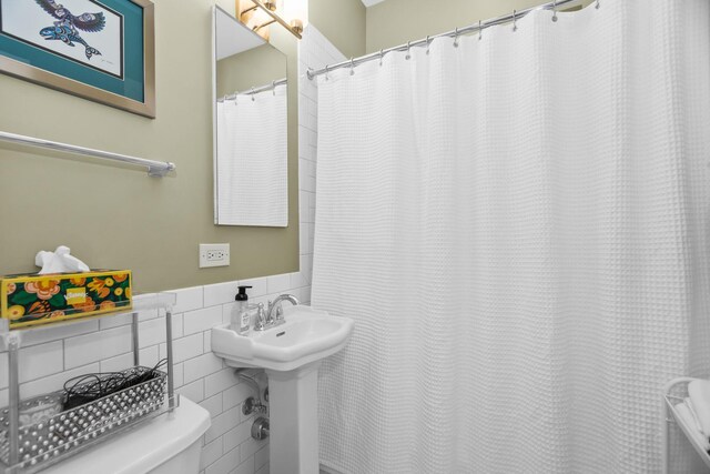 900 W Lakeside Pl Unit 2, Chicago, IL 60640 - bathroom with a shower with shower curtain, toilet, tile walls, and a sink