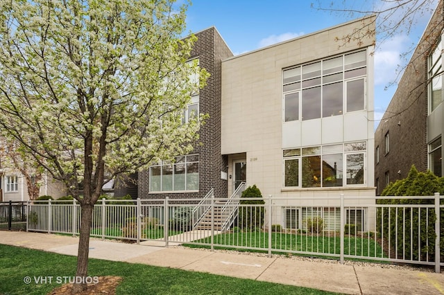 2109 N Campbell Ave Unit 2N, Chicago, IL 60647 - view of front facade with a fenced front yard