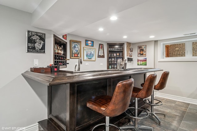 bar with baseboards, a dry bar, recessed lighting, and visible vents