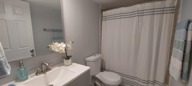 full bath with toilet, a shower with curtain, and vanity