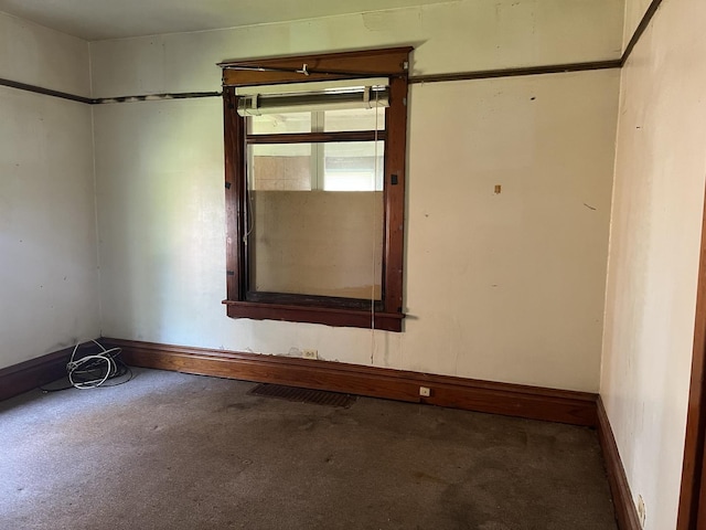 801 S Warren St, Peoria, IL 61605 - carpeted spare room featuring baseboards