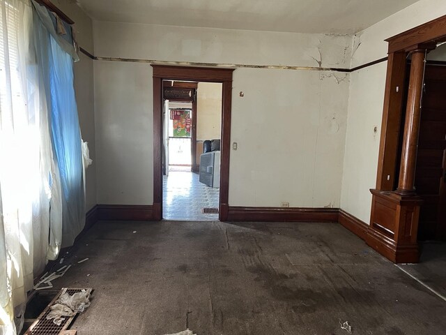 801 S Warren St, Peoria, IL 61605 - unfurnished room featuring baseboards