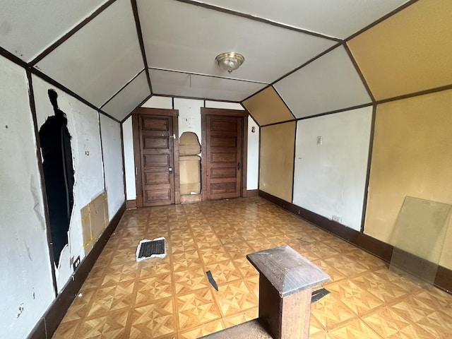 801 S Warren St, Peoria, IL 61605 - bonus room with lofted ceiling and baseboards
