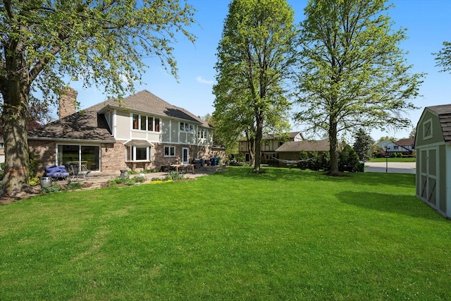 view of green lawn