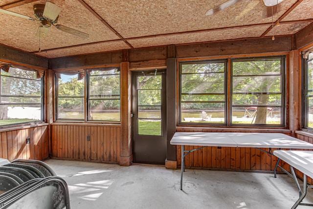 sunroom / solarium with a ceiling fan