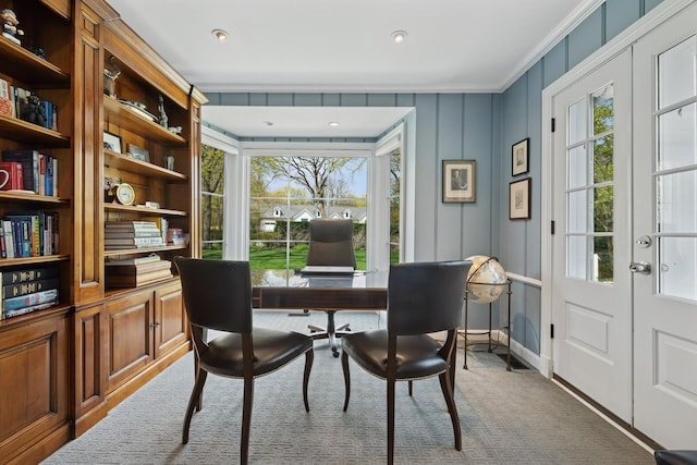 carpeted office space with crown molding, plenty of natural light, and recessed lighting